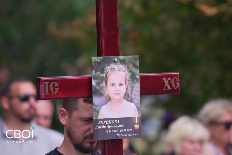 Кривий Ріг прощався з родиною Воронових: п'ять жертв російської ракети