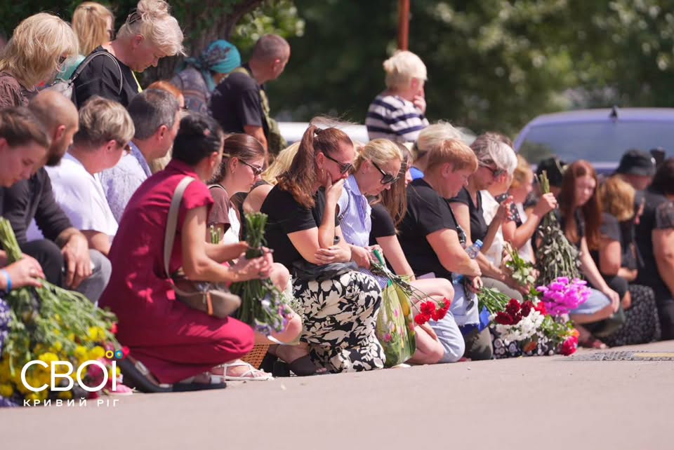 Кривий Ріг прощався з родиною Воронових: п'ять жертв російської ракети