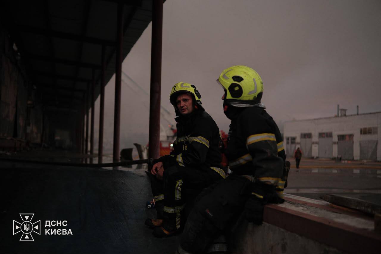 Київ пережив масований обстріл дронами та балістикою: 26 постраждалих, є загиблий