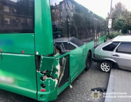 Біла Церква: Водій ВАЗ врізався в маршрутку та збив жінку на зупинці