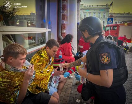 В Одесі автобус з 12 дітьми пошкоджено вибуховою хвилею під час повторного обстрілу