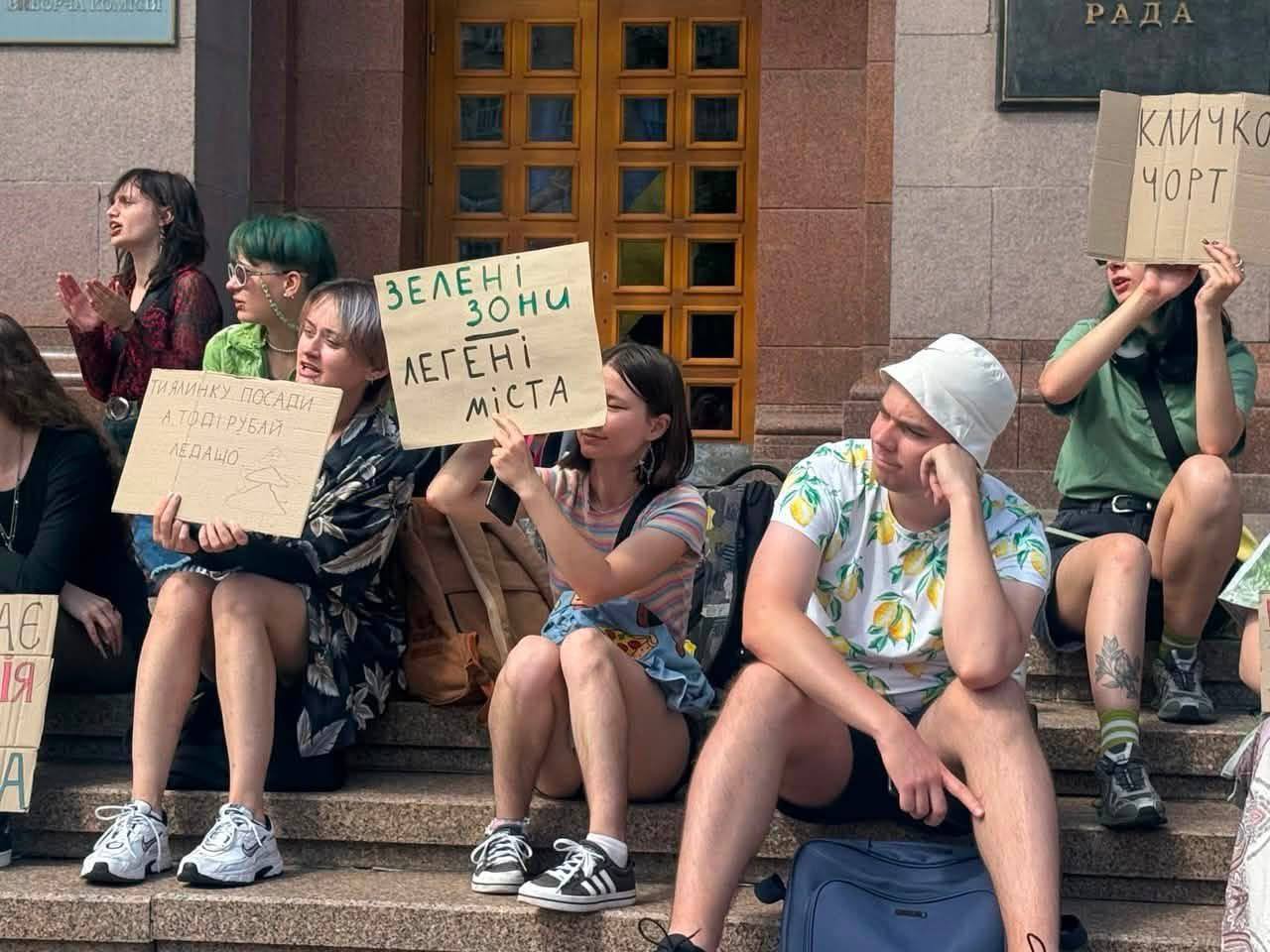 Протест у Києві: десятки киян проти вирубки дерев на Теремках