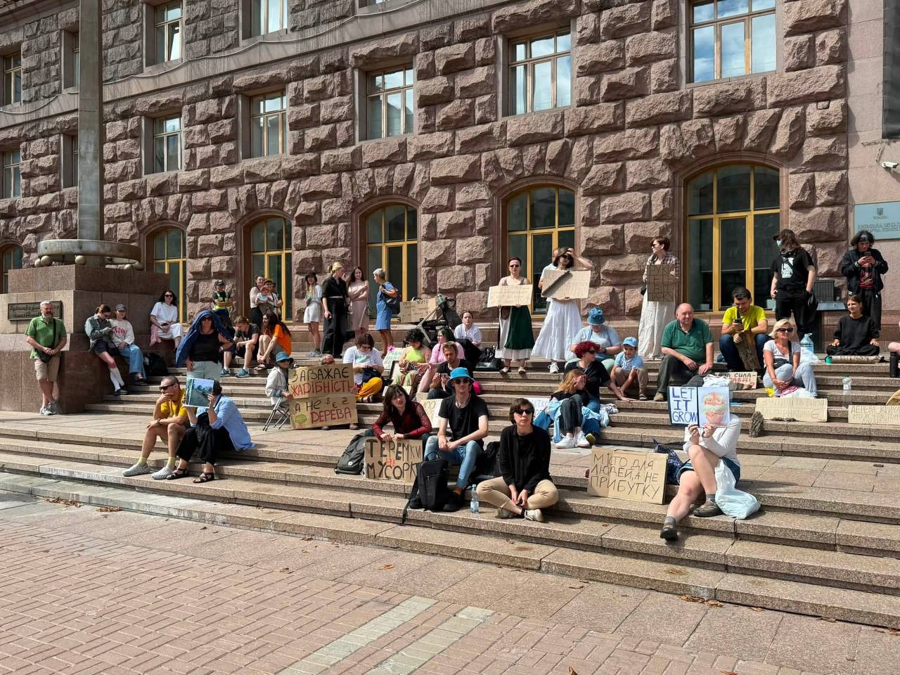 Протест у Києві: десятки киян проти вирубки дерев на Теремках