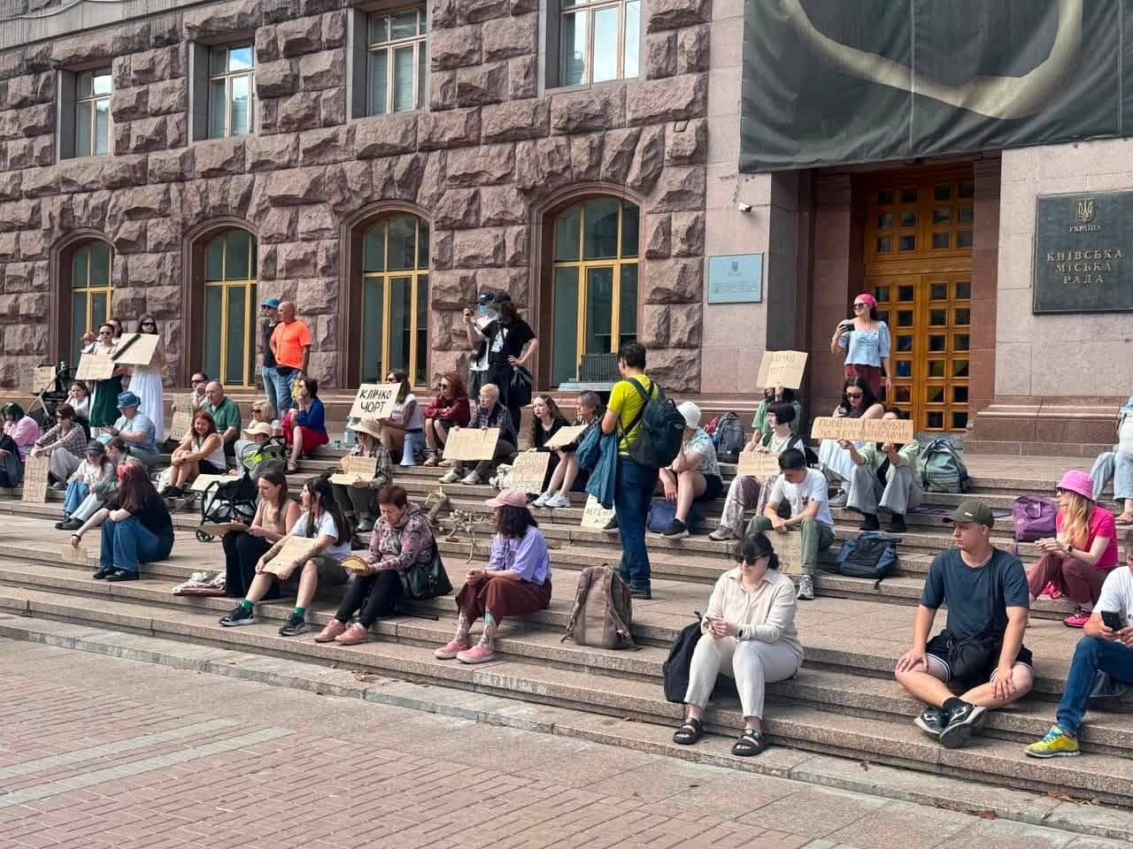 Протест у Києві: десятки киян проти вирубки дерев на Теремках