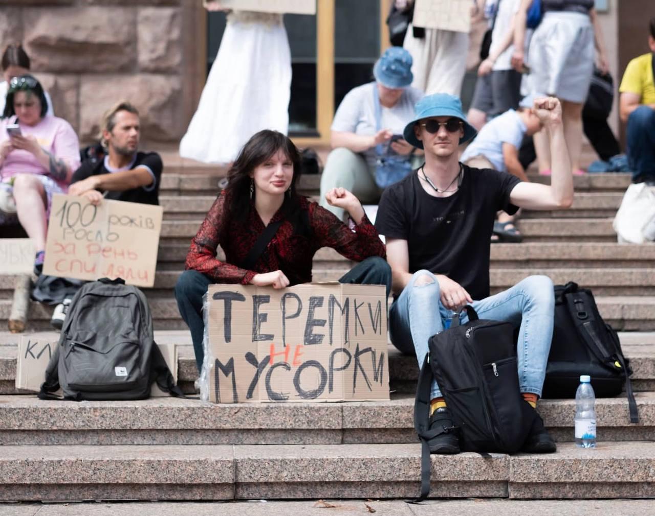 Протест у Києві: десятки киян проти вирубки дерев на Теремках