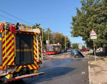 У Києві прорвало трубу: автівка провалилася у яму на Білицькій