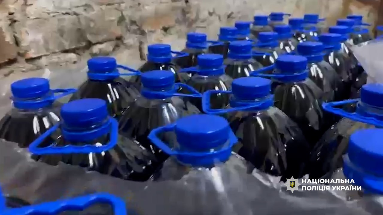 Під Києвом викрили підпільний цех алкоголю та склад контрафактних цигарок