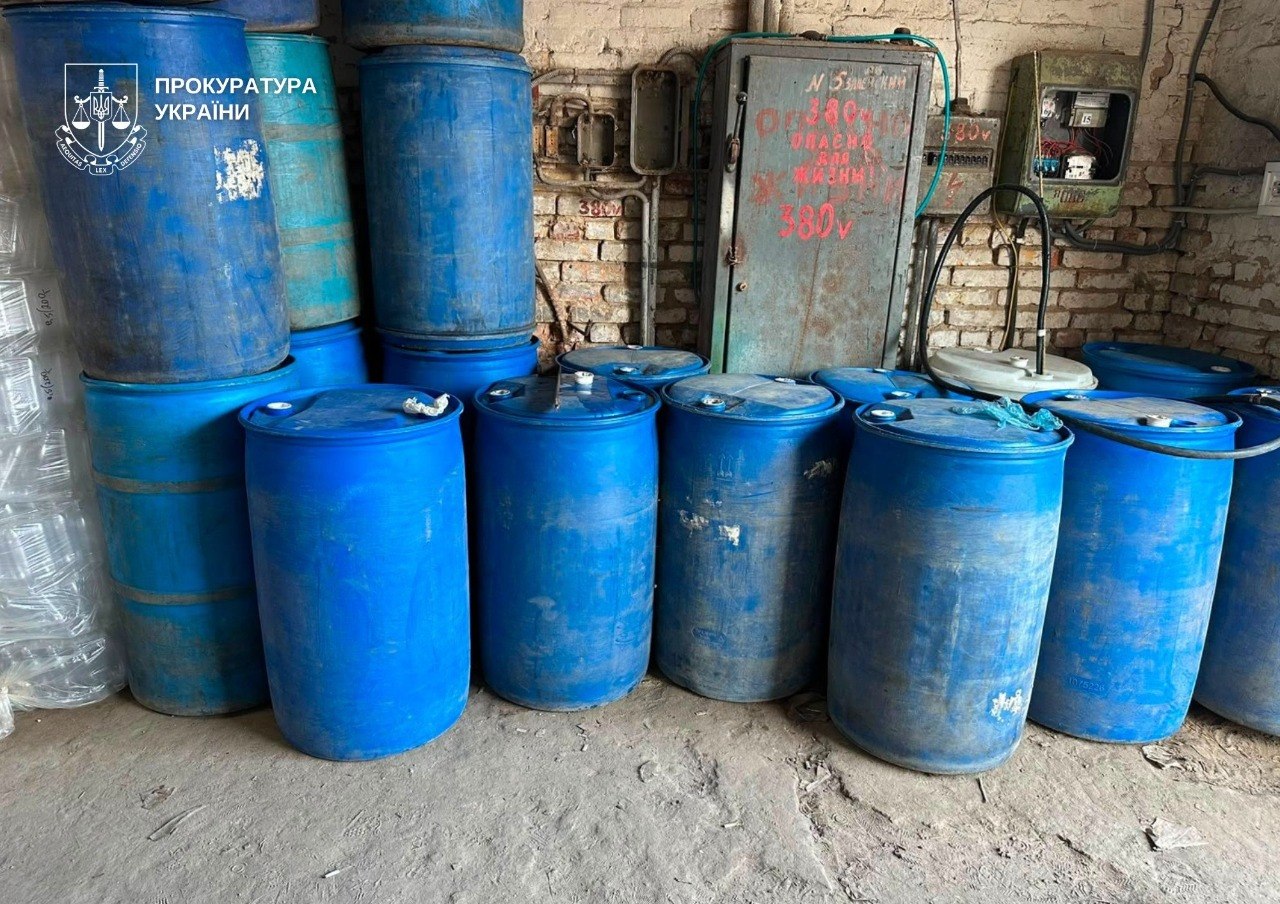 Під Києвом викрили підпільний цех алкоголю та склад контрафактних цигарок