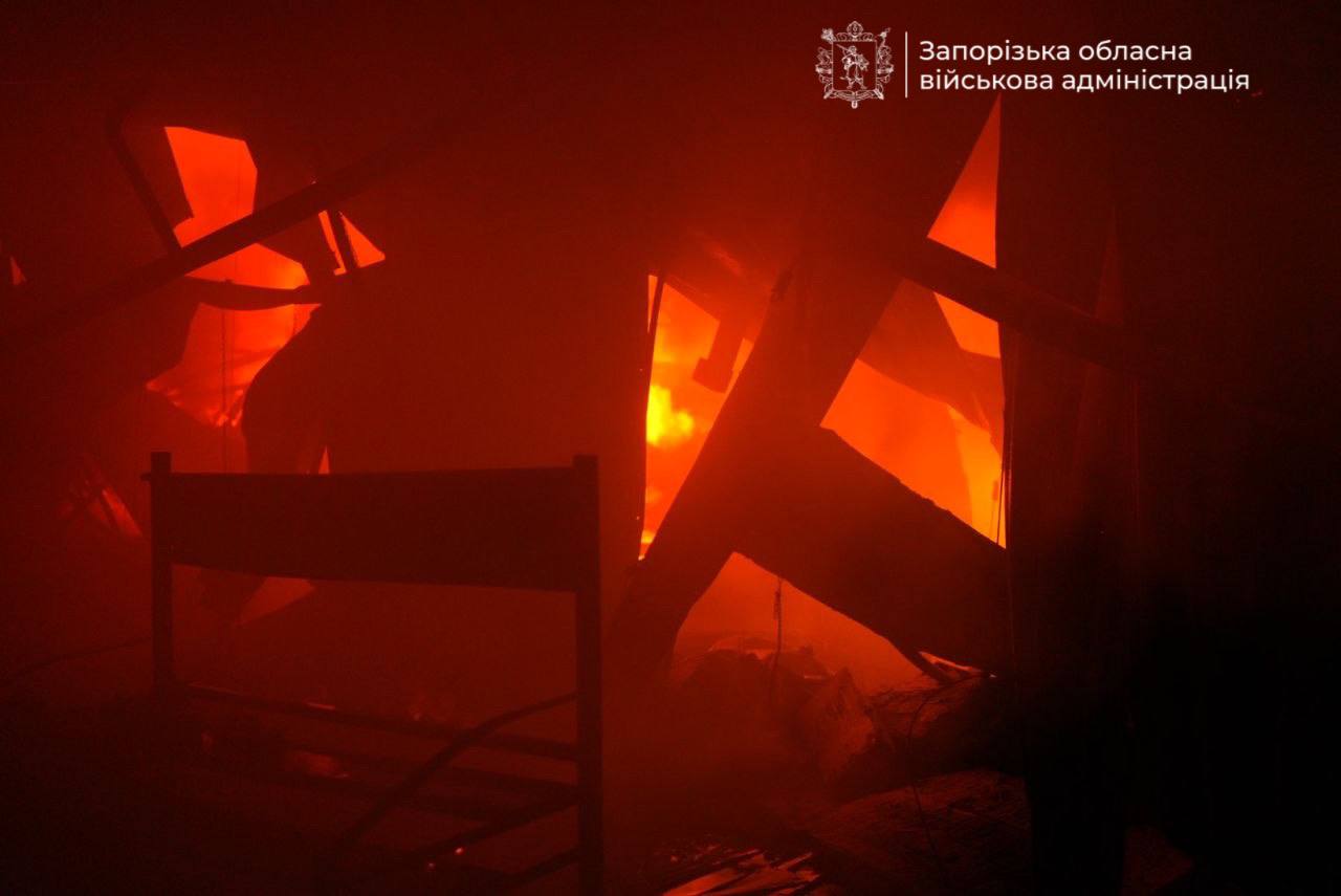 Пожежа в «Епіцентрі» Запоріжжя після нічної атаки БПЛА: деталі