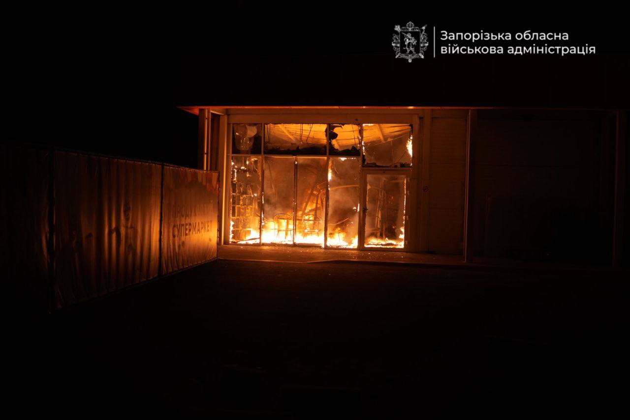 Пожежа в «Епіцентрі» Запоріжжя після нічної атаки БПЛА: деталі