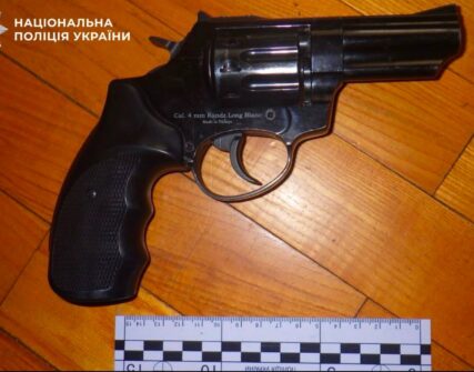 У Києві чоловік двічі вистрілив у приятеля під час сварки: потерпілий у тяжкому стані