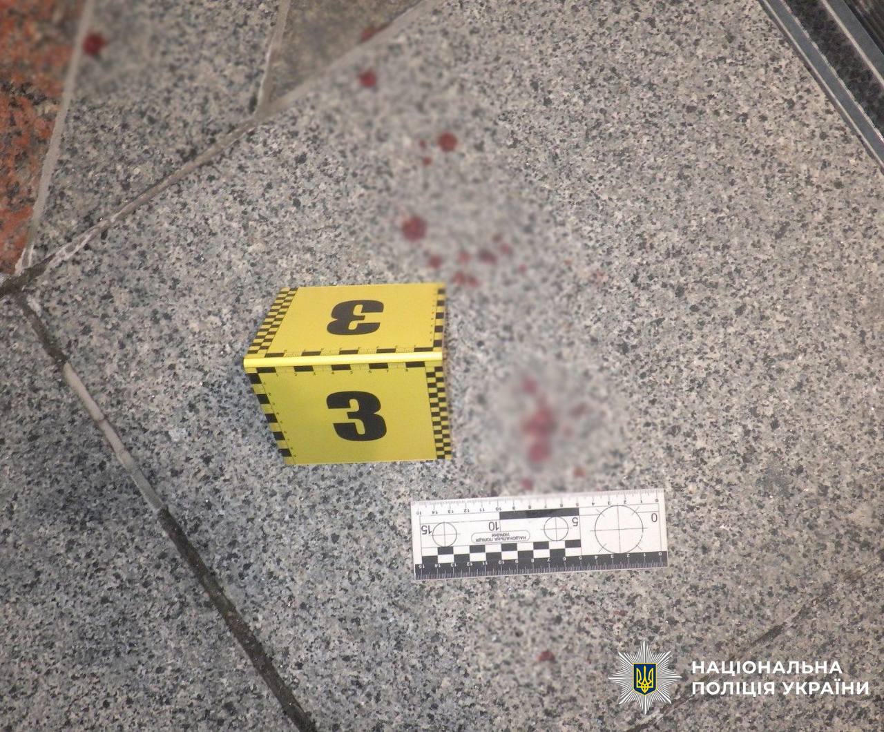 У Києві затримали чоловіка за різанину в готелі: постраждалому зламали ніс