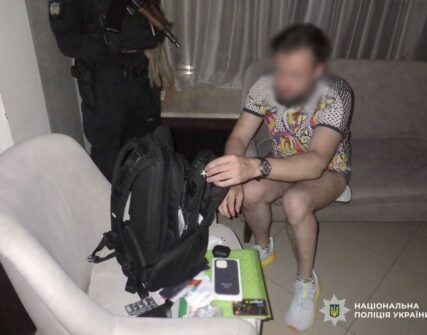 У Києві затримали чоловіка за різанину в готелі: постраждалому зламали ніс