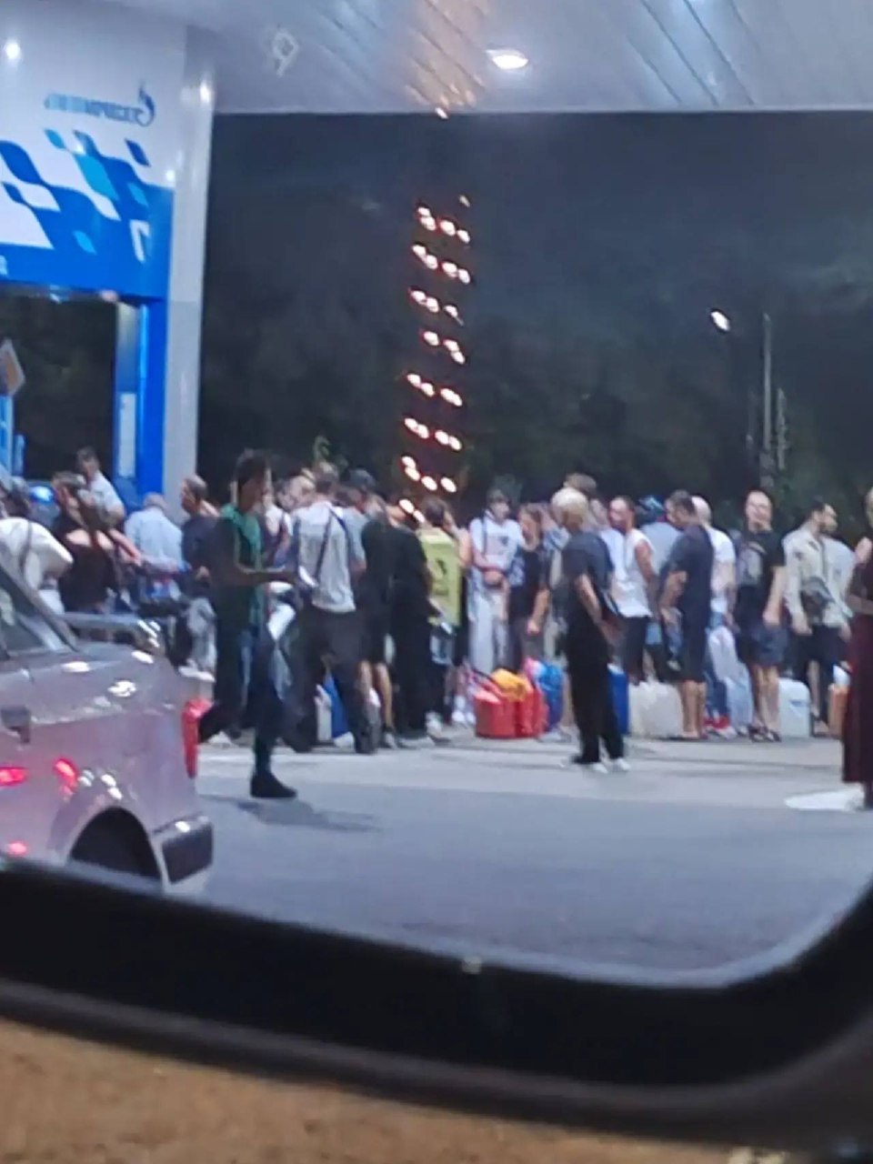 Паливна криза в РФ: регіони страждають від нестачі бензину та черг