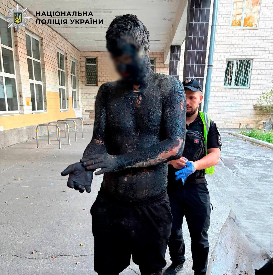У Києві затримали чоловіка, який обмазався смолою для пограбування