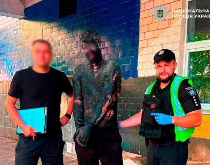 У Києві затримали чоловіка, який обмазався смолою для пограбування