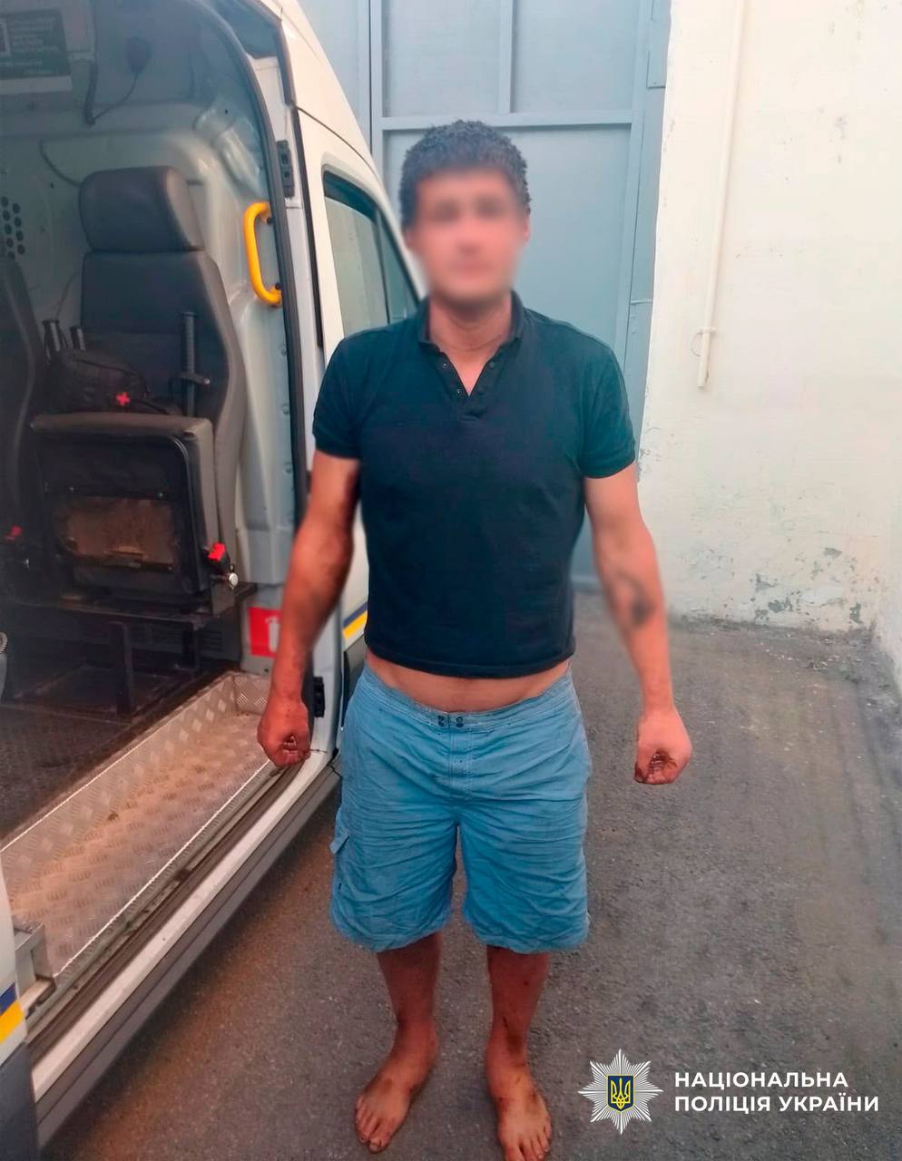 У Києві затримали чоловіка, який обмазався смолою для пограбування