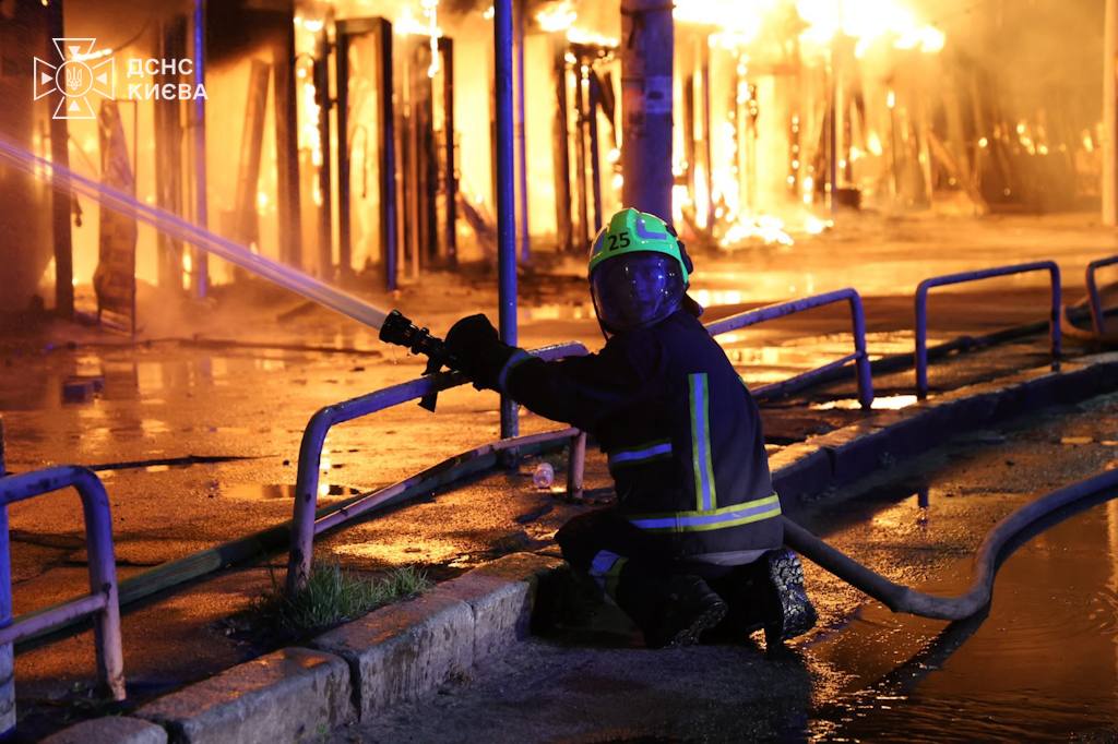 Книжковий ринок на Почайній знищено внаслідок нічної атаки на Київ