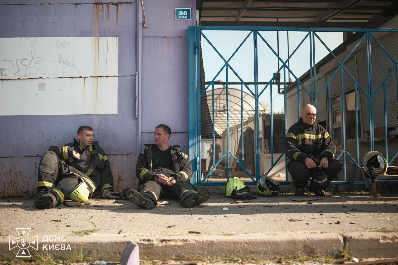 Книжковий ринок на Почайній знищено внаслідок нічної атаки на Київ