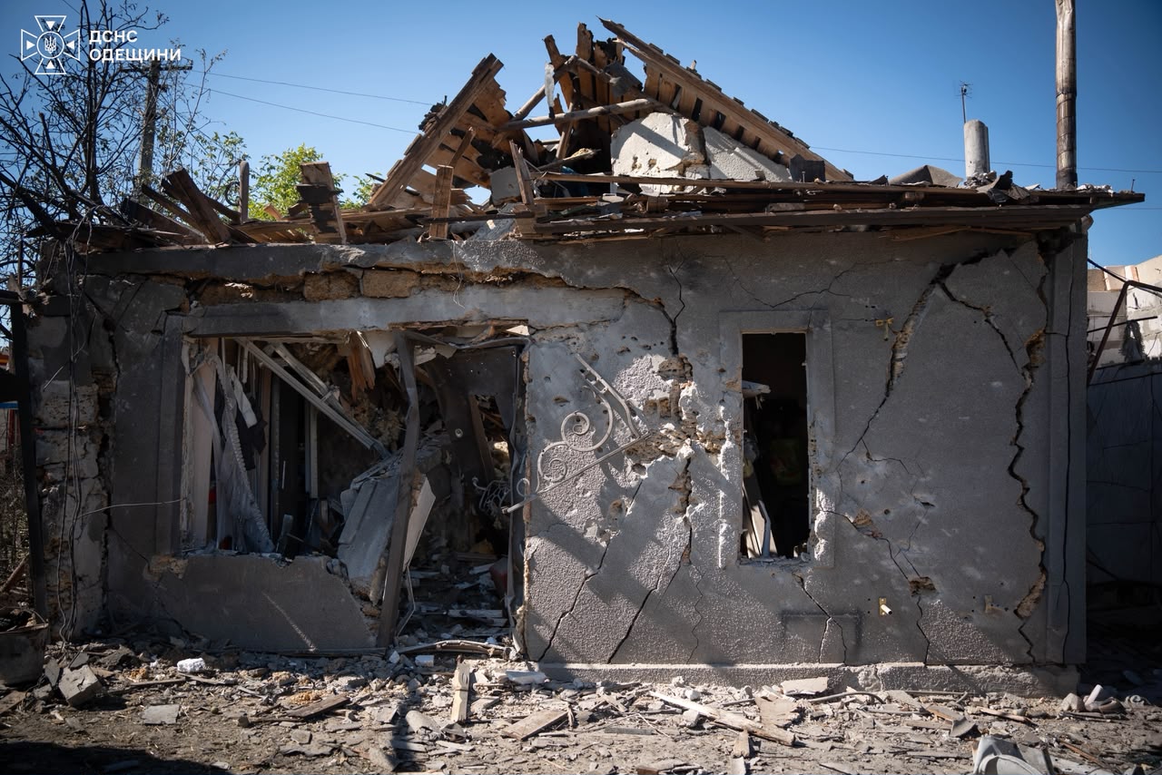 Росія масовано атакувала Одещину: 9 людей постраждали, зруйновано ТЦ