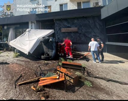 ДТП у Києві: BMW влетів на літню терасу на Великій Васильківській