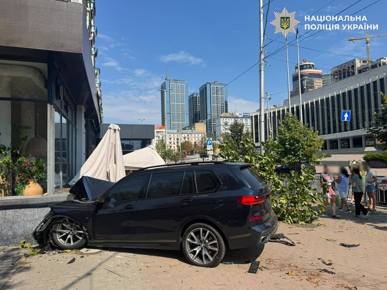 ДТП у Києві: BMW влетів на літню терасу на Великій Васильківській