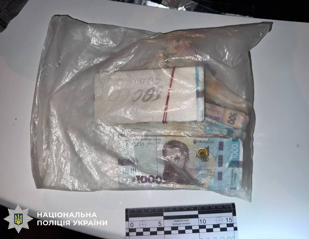 У Києві обікрали пенсіонерку на 750 тис. гривень: затримано трьох зловмисників