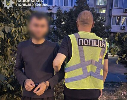 У Києві обікрали пенсіонерку на 750 тис. гривень: затримано трьох зловмисників