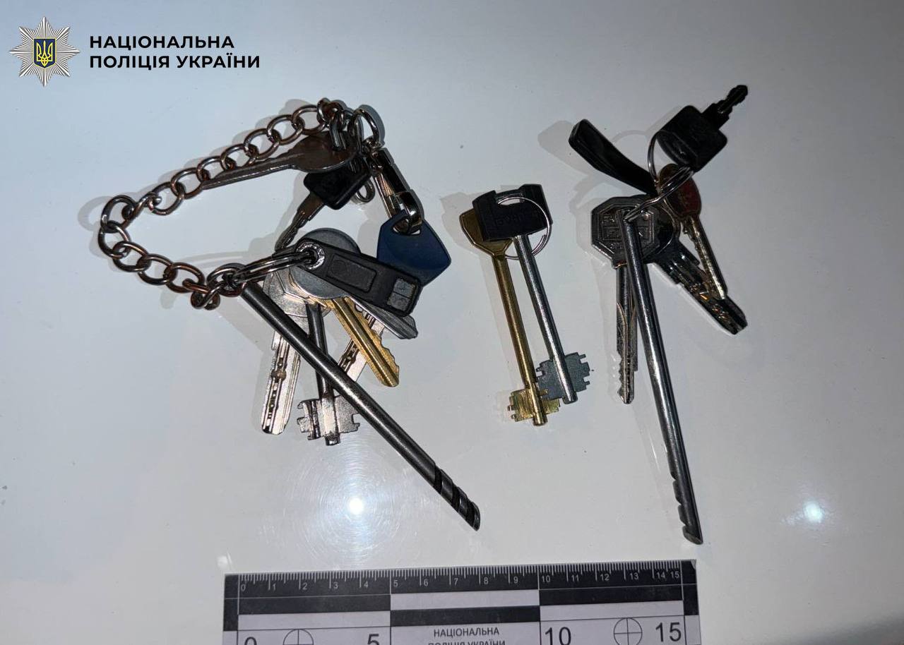 У Києві обікрали пенсіонерку на 750 тис. гривень: затримано трьох зловмисників