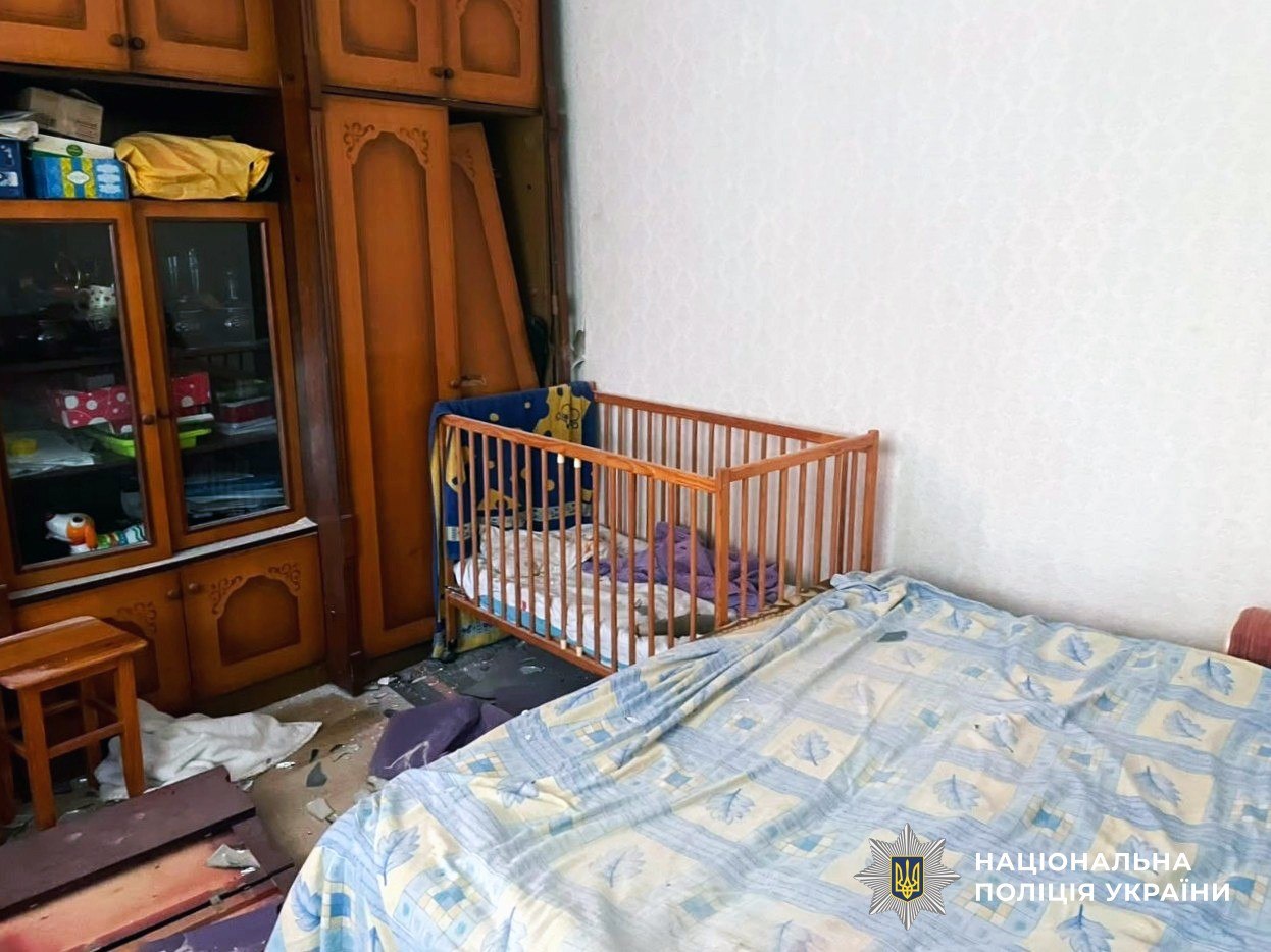 У Херсоні дрон влучив у будинок: дворічна дитина врятувалася дивом