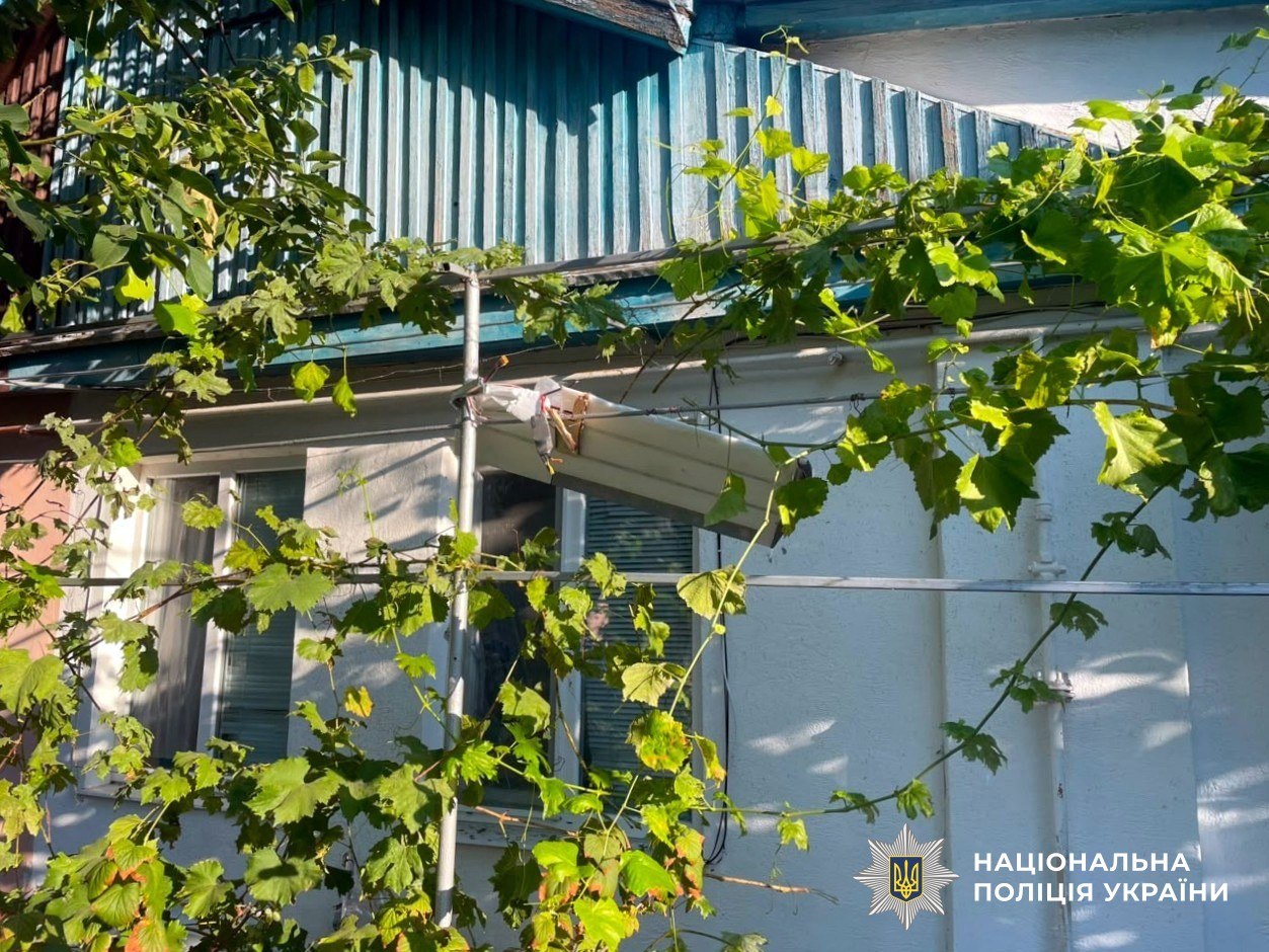У Херсоні дрон влучив у будинок: дворічна дитина врятувалася дивом