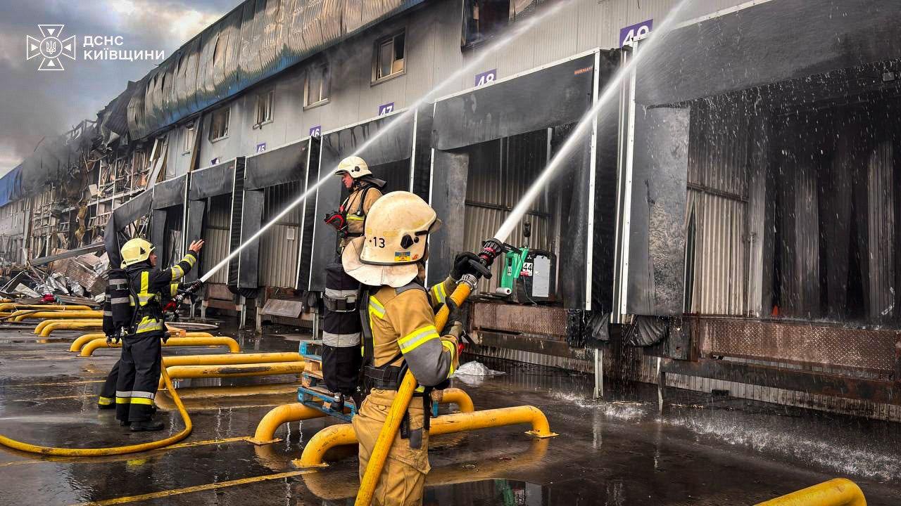У Броварському районі Київщини горить склад після удару БпЛА
