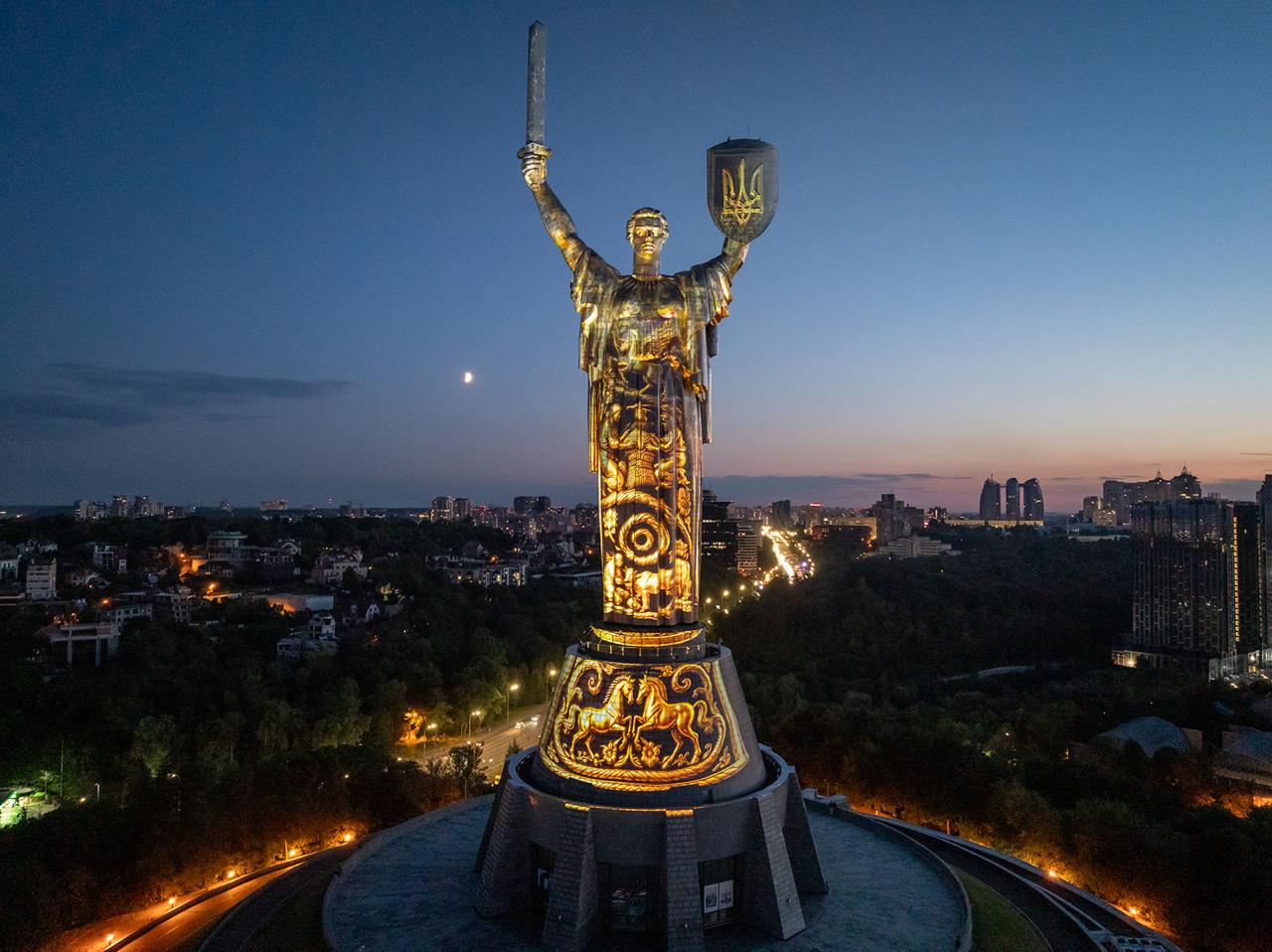 «Батьківщина-Мати» у Києві: нова артінсталяція «Майбутнє пам’ятає»