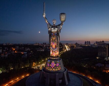 «Батьківщина-Мати» у Києві: нова артінсталяція «Майбутнє пам’ятає»