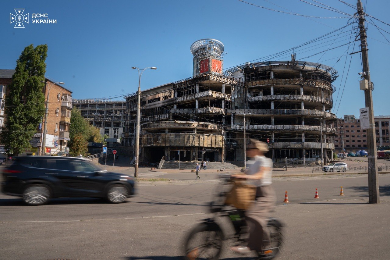 Прем’єр Норвегії Стере відвідав зруйновану Лук’янівку в Києві