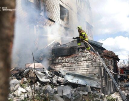 У Чернігові 17 людей постраждали від російського удару по багатоповерхівці