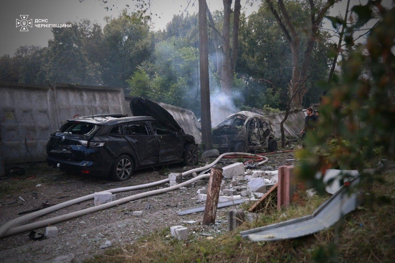 У Чернігові 17 людей постраждали від російського удару по багатоповерхівці