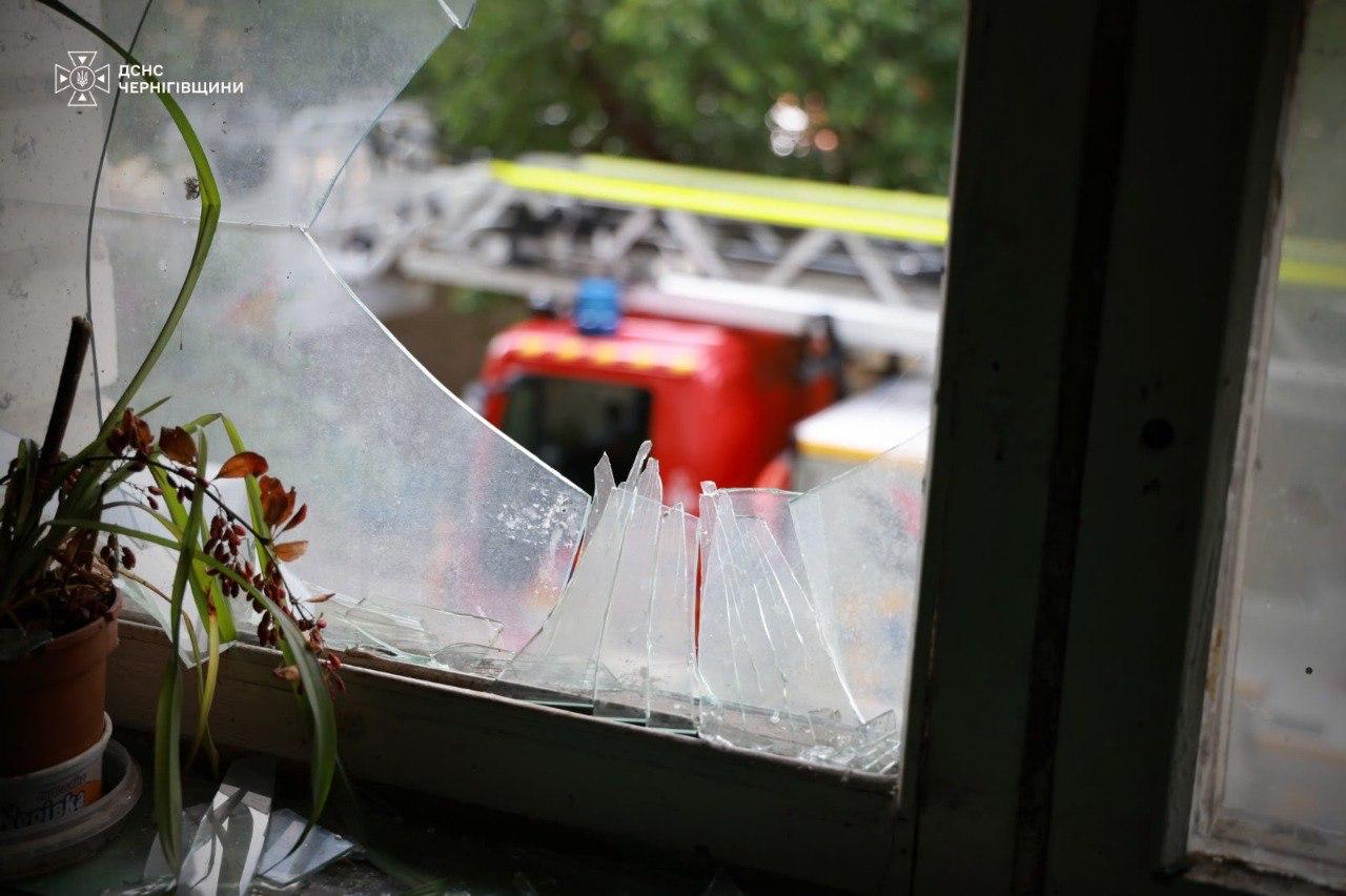 У Чернігові 17 людей постраждали від російського удару по багатоповерхівці