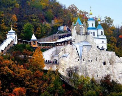 Напад на Святогірську лавру: загинув чернець, двоє людей поранені
