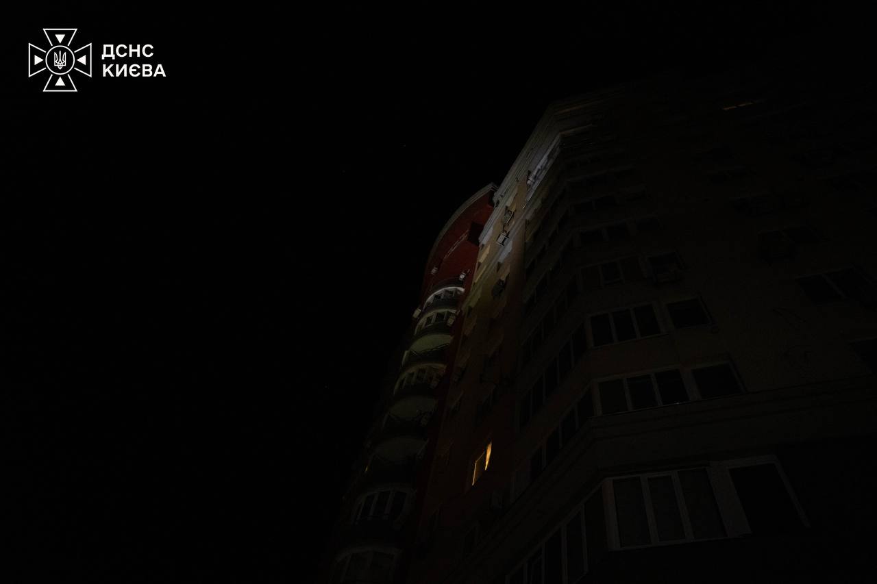 Нічна атака на Київ 25 серпня: у Голосіївському районі пошкоджено багатоповерхівку
