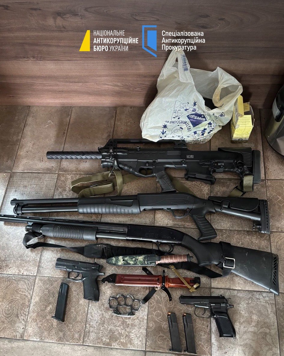 Офіцер ЗСУ та військовий вимагали мільйони за РЕБ: НАБУ затримало