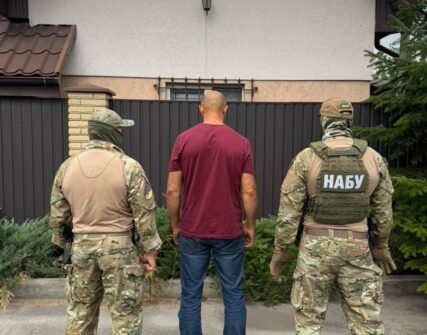 Офіцер ЗСУ та військовий вимагали мільйони за РЕБ: НАБУ затримало