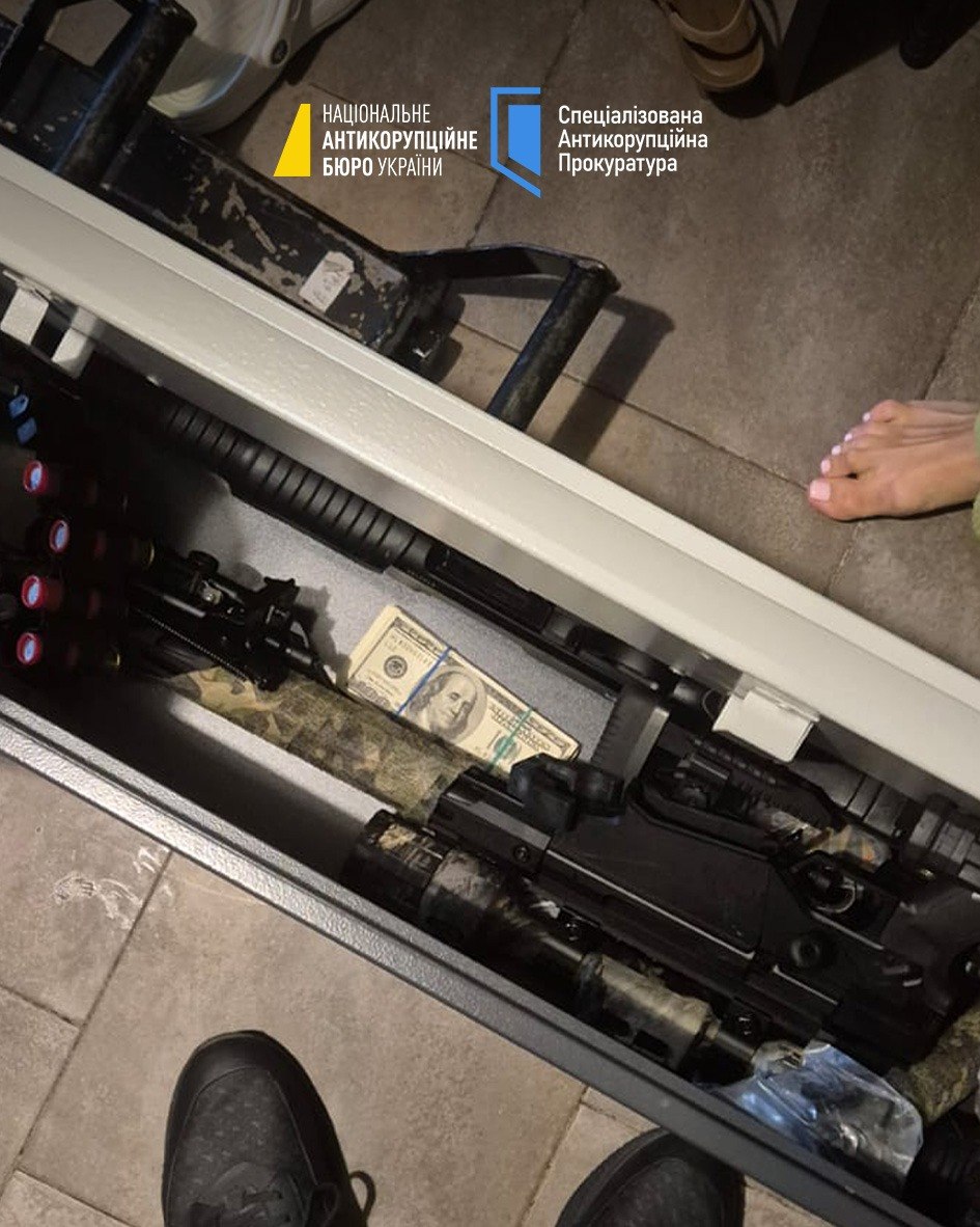 Офіцер ЗСУ та військовий вимагали мільйони за РЕБ: НАБУ затримало