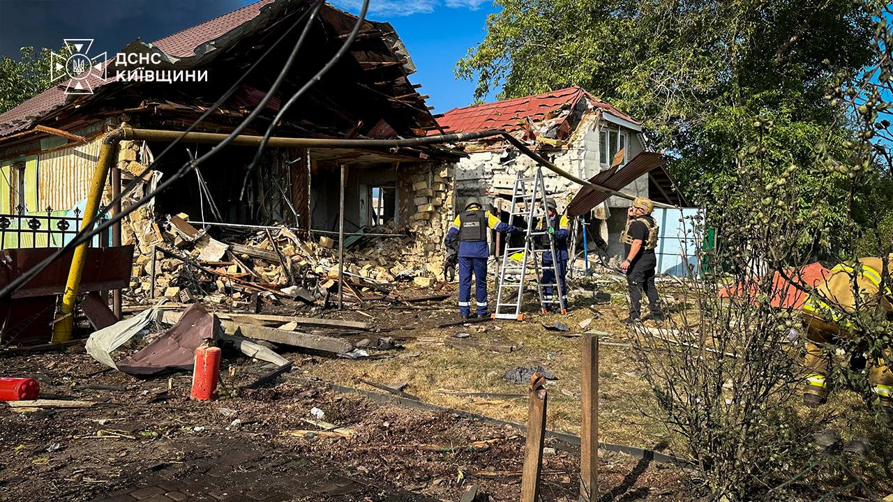 Київщина: наслідки нічної атаки РФ – поранені та руйнування у 4 районах