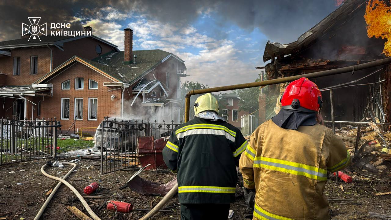 Київщина: наслідки нічної атаки РФ – поранені та руйнування у 4 районах