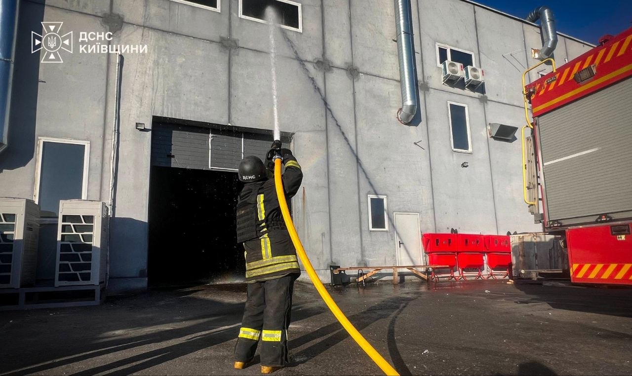 Рятувальники ліквідовують наслідки нічної атаки на Київщину: горіли склади та автівки