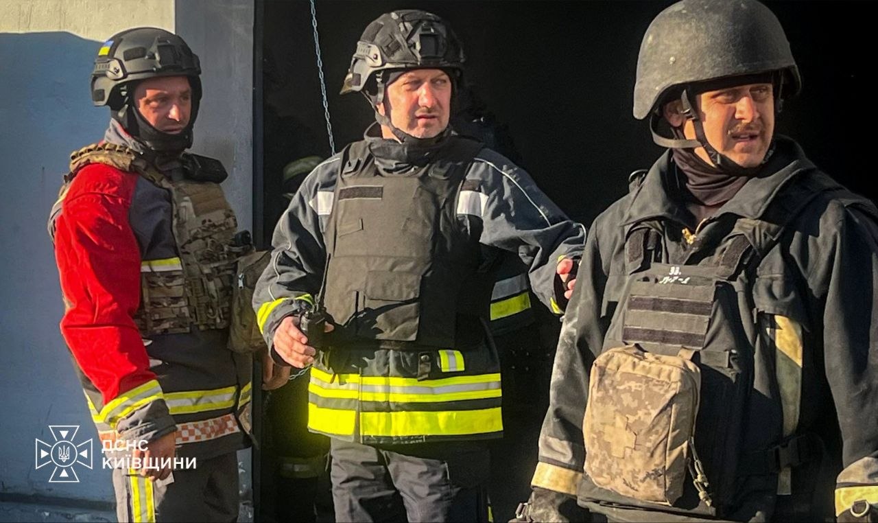 Рятувальники ліквідовують наслідки нічної атаки на Київщину: горіли склади та автівки