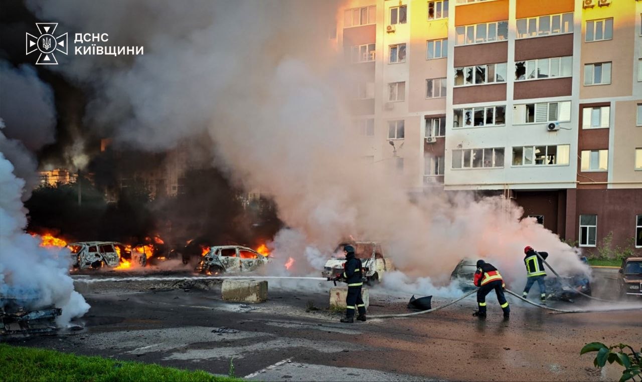 Рятувальники ліквідовують наслідки нічної атаки на Київщину: горіли склади та автівки
