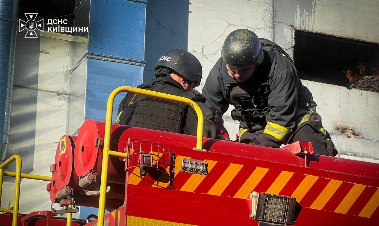 Рятувальники ліквідовують наслідки нічної атаки на Київщину: горіли склади та автівки