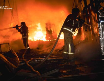 У Сумах ворожі удари забрали життя людини, семеро поранені – ДСНС